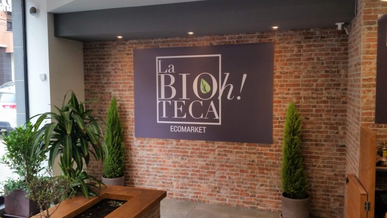 BIOTECA MONTEQUINTO DOS HERMANAS (1) Mobiliario para tiendas y comercios