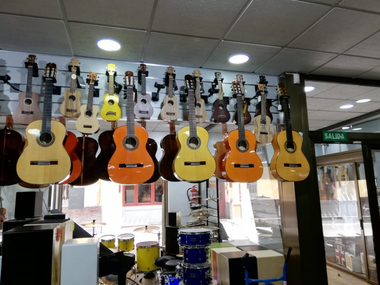 MÚSICA BAÑOS SEVILLA (1) Mobiliario para tiendas y comercios